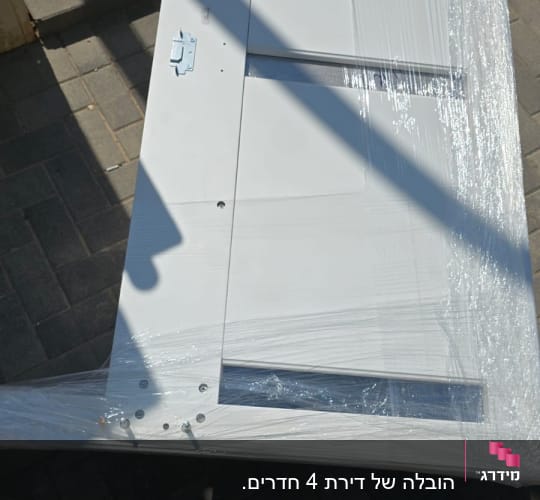 דלת עטופה בניילון על מדרכה